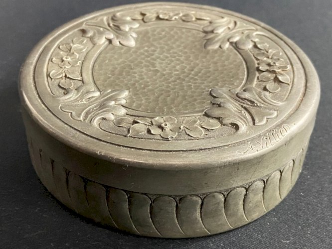 Boite circulaire en étain début XXe signée A. Villien