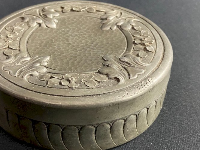 Boite circulaire en étain début XXe signée A. Villien