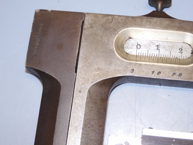 - BOITE COFFRET AVEC 2 PIEDS A COULISSE Aux forges de Vulcain et INOXY      D