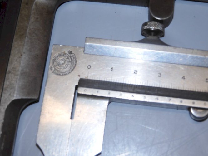 - BOITE COFFRET AVEC 2 PIEDS A COULISSE Aux forges de Vulcain et INOXY      D