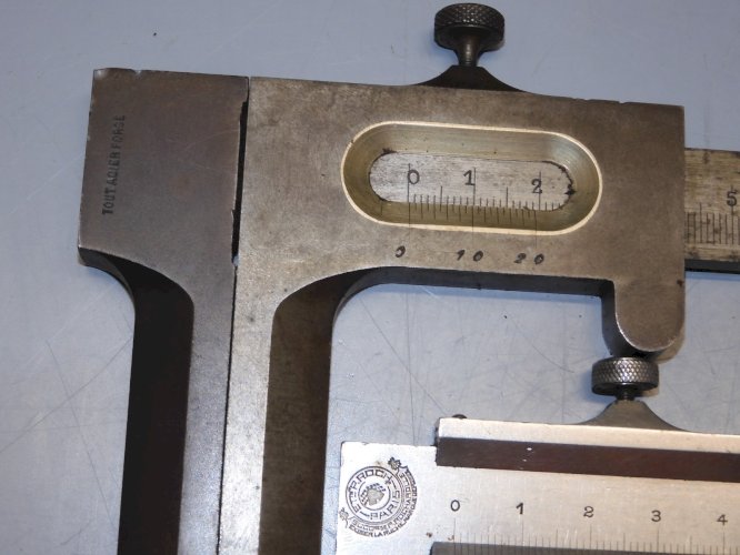 - BOITE COFFRET AVEC 2 PIEDS A COULISSE Aux forges de Vulcain et INOXY      D