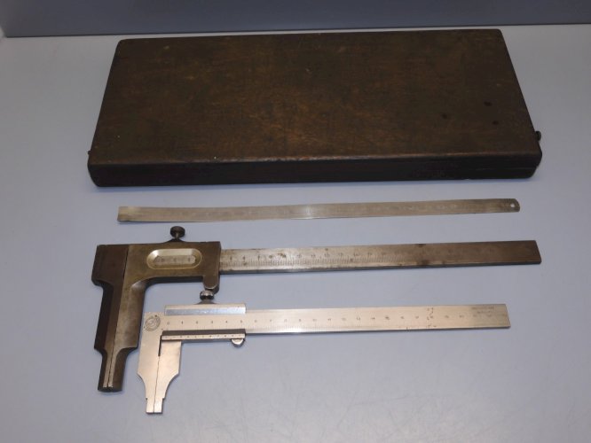 - BOITE COFFRET AVEC 2 PIEDS A COULISSE Aux forges de Vulcain et INOXY      D