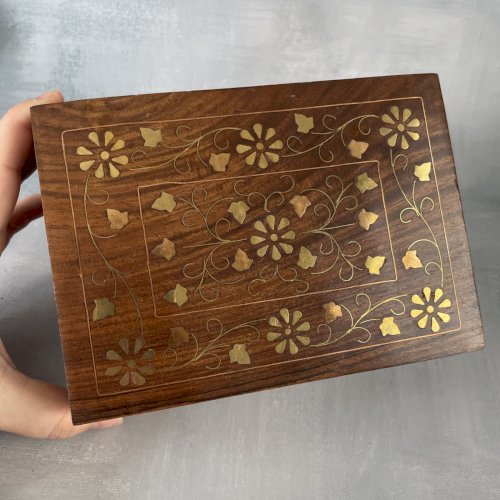 Boite coffret bois incrustation laiton et cuivre décor fleurs et feuillage