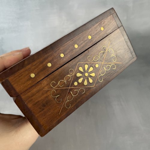 Boite coffret bois incrustation laiton et cuivre décor fleurs et feuillage