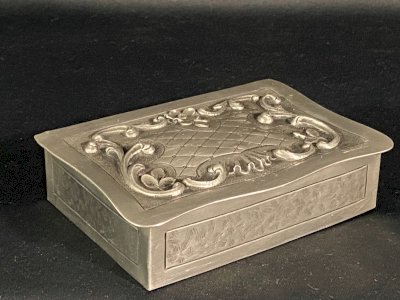 Boite coffret écrin en étain de style Régence période début XXe signée L. Rozay