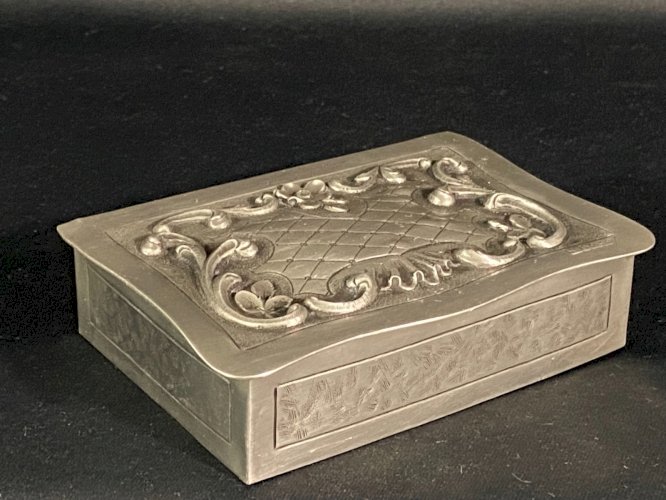 Boite coffret écrin en étain de style Régence période début XXe signée L. Rozay