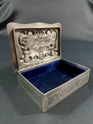 Boite coffret écrin en étain de style Régence période début XXe signée L. Rozay