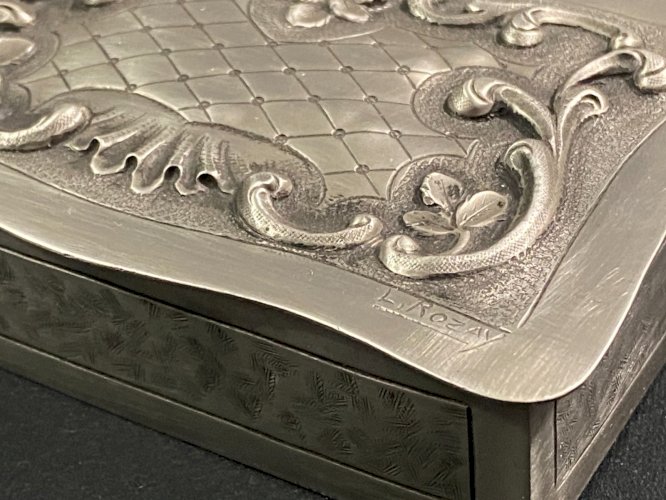 Boite coffret écrin en étain de style Régence période début XXe signée L. Rozay