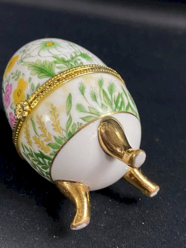 Boite coffret écrin en forme d'oeuf en porcelaine à décor floral et papillon