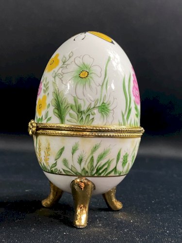 Boite coffret écrin en forme d'oeuf en porcelaine à décor floral et papillon