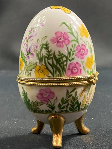 Boite coffret écrin en forme d'oeuf en porcelaine à décor floral et papillon