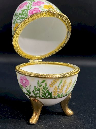 Boite coffret écrin en forme d'oeuf en porcelaine à décor floral et papillon