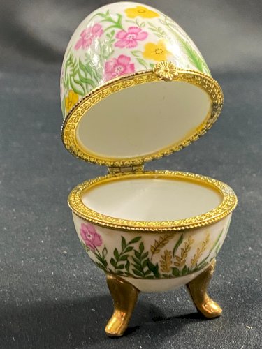 Boite coffret écrin en forme d'oeuf en porcelaine à décor floral et papillon