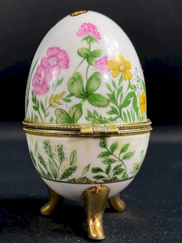Boite coffret écrin en forme d'oeuf en porcelaine à décor floral et papillon