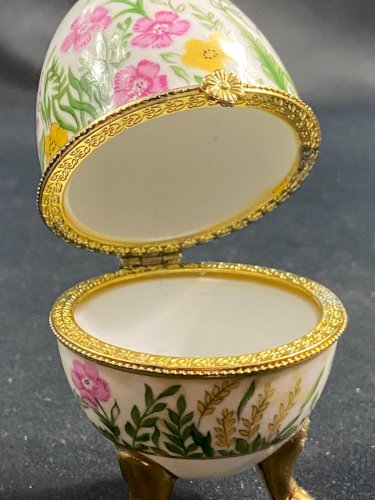 Boite coffret écrin en forme d'oeuf en porcelaine à décor floral et papillon