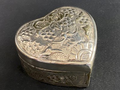 Boite coffret forme de coeur métal décor pampres de vigne et coquille Louis XV