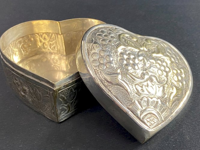 Boite coffret forme de coeur métal décor pampres de vigne et coquille Louis XV