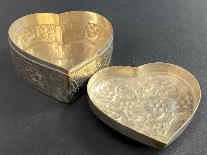 Boite coffret forme de coeur métal décor pampres de vigne et coquille Louis XV