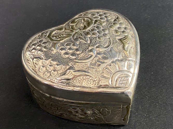 Boite coffret forme de coeur métal décor pampres de vigne et coquille Louis XV