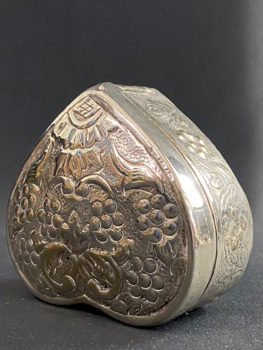 Boite coffret forme de coeur métal décor pampres de vigne et coquille Louis XV