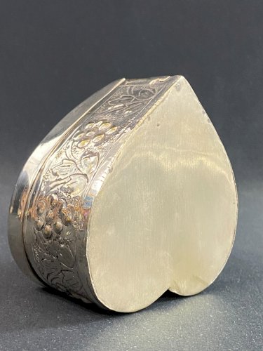 Boite coffret forme de coeur métal décor pampres de vigne et coquille Louis XV