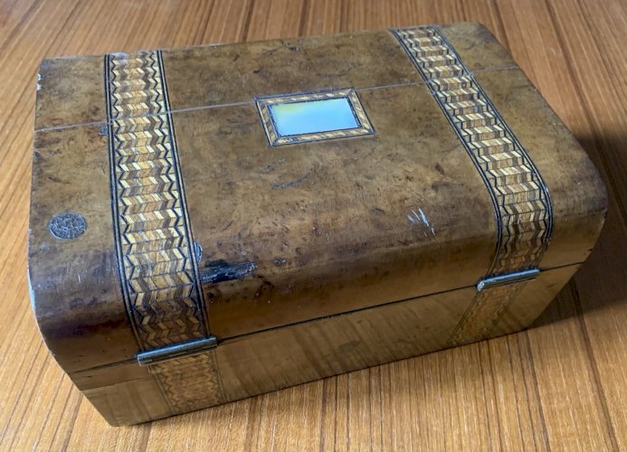 boite coffret XIXe ronce de noyer marqueterie de paille couvercle dit en dôme