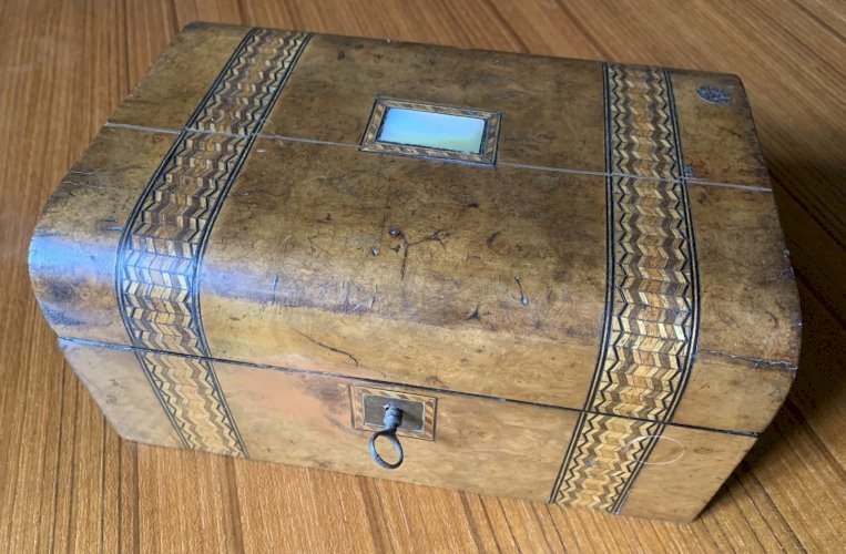boite coffret XIXe ronce de noyer marqueterie de paille couvercle dit en dôme