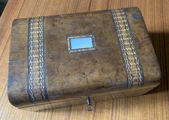 boite coffret XIXe ronce de noyer marqueterie de paille couvercle dit en dôme