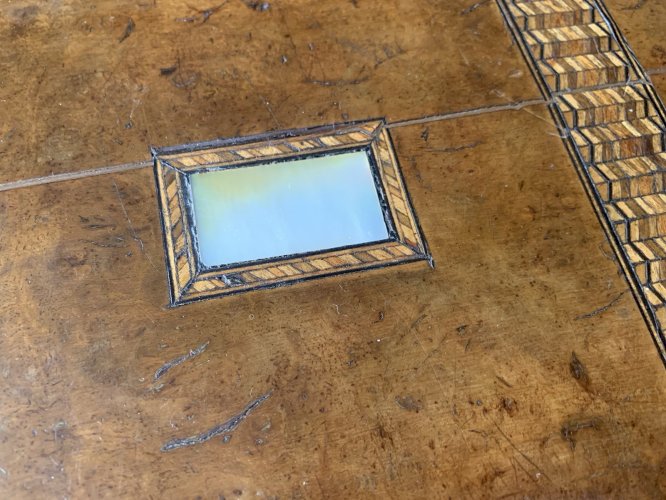 boite coffret XIXe ronce de noyer marqueterie de paille couvercle dit en dôme