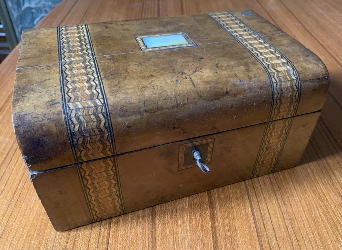 boite coffret XIXe ronce de noyer marqueterie de paille couvercle dit en dôme