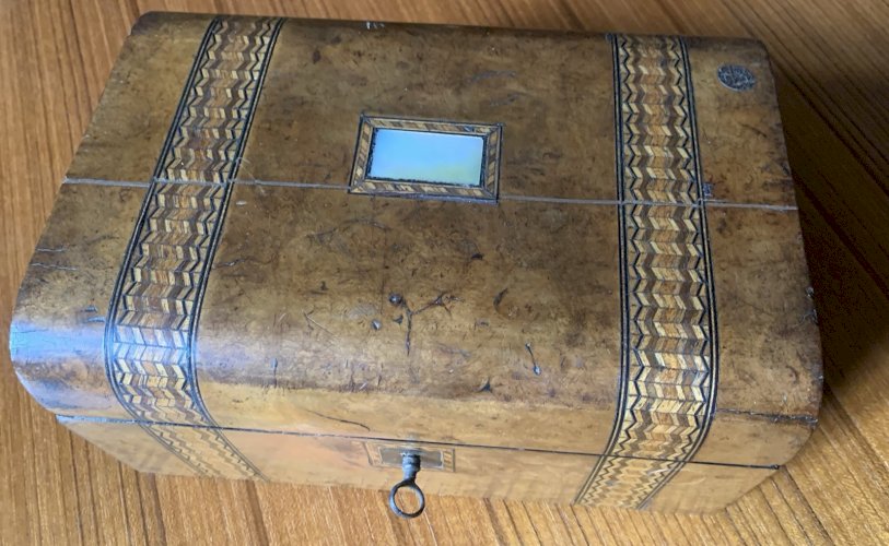 boite coffret XIXe ronce de noyer marqueterie de paille couvercle dit en dôme