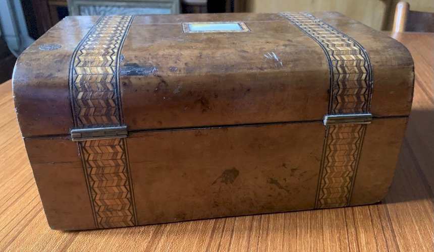 boite coffret XIXe ronce de noyer marqueterie de paille couvercle dit en dôme
