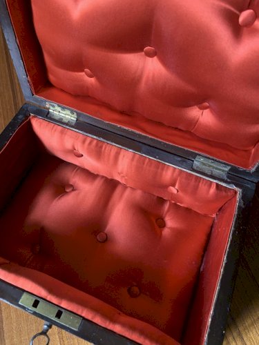 boite coffret XIXe ronce de noyer marqueterie de paille couvercle dit en dôme
