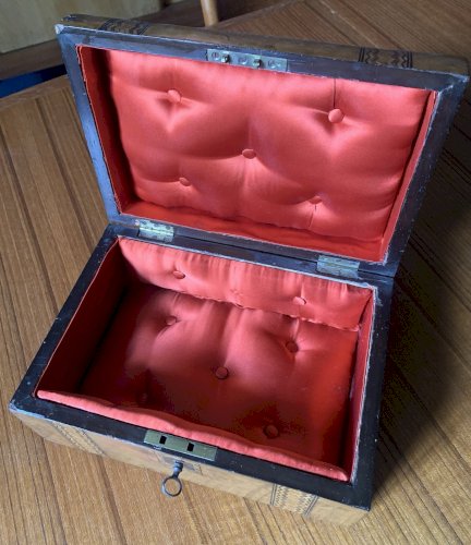 boite coffret XIXe ronce de noyer marqueterie de paille couvercle dit en dôme