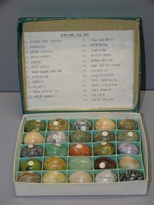 -BOITE COLLECTION 25 OEUFS MINIATURES DIFFERENTES PIERRES OBJETS de VITRINE    D