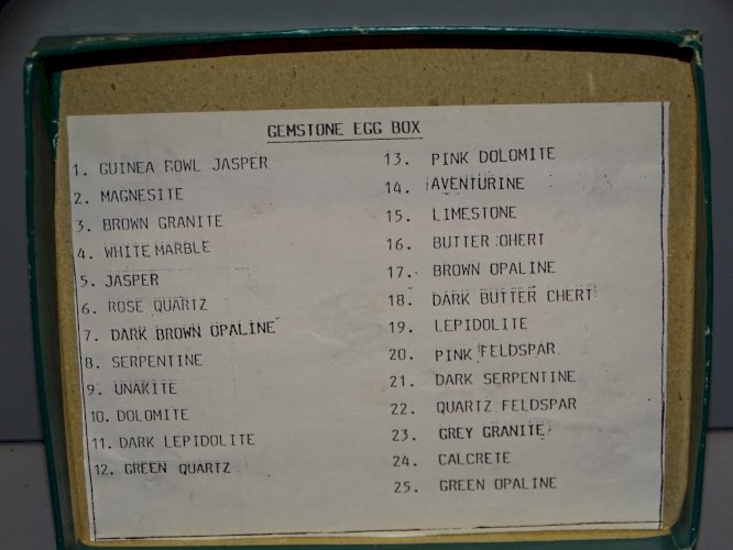 -BOITE COLLECTION 25 OEUFS MINIATURES DIFFERENTES PIERRES OBJETS de VITRINE    D