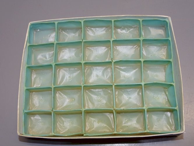 -BOITE COLLECTION 25 OEUFS MINIATURES DIFFERENTES PIERRES OBJETS de VITRINE    D