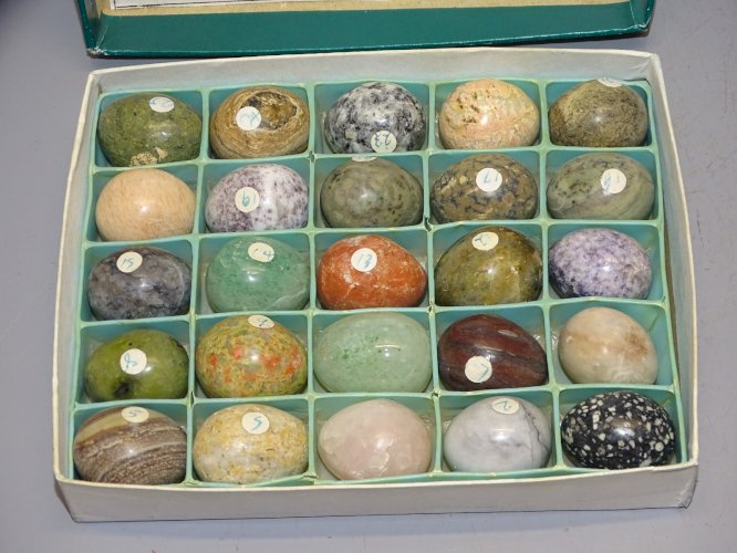 -BOITE COLLECTION 25 OEUFS MINIATURES DIFFERENTES PIERRES OBJETS de VITRINE    D