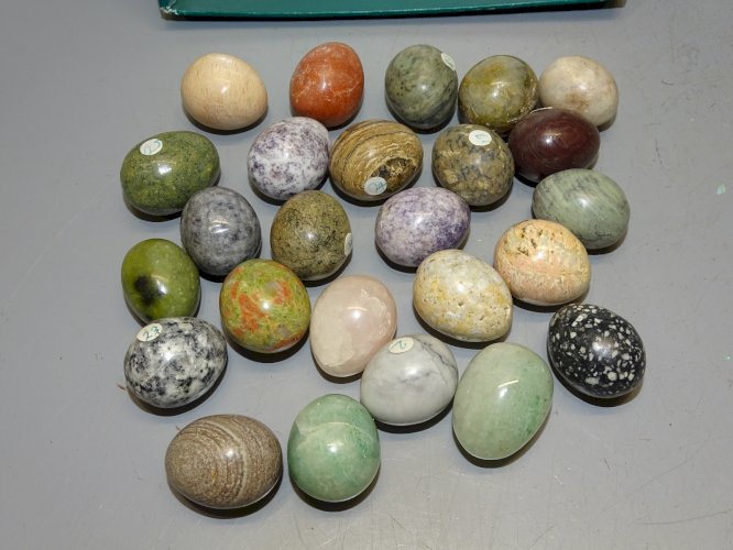 -BOITE COLLECTION 25 OEUFS MINIATURES DIFFERENTES PIERRES OBJETS de VITRINE    D