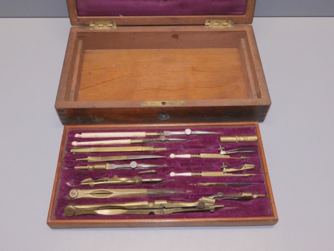 - BOITE COMPAS ANCIENNE BREVETE SGDG  15 ELEMENTS en TOUT CARTOUCHE LAITON   D