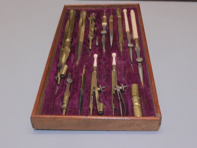 - BOITE COMPAS ANCIENNE BREVETE SGDG  15 ELEMENTS en TOUT CARTOUCHE LAITON   D