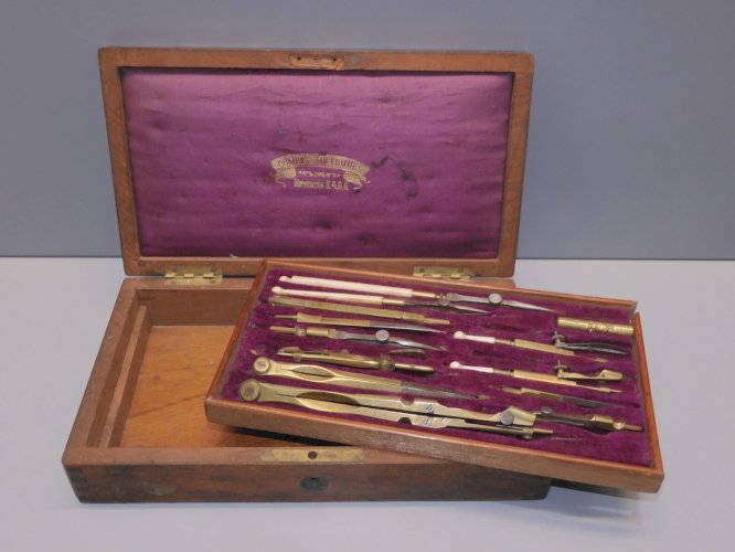 - BOITE COMPAS ANCIENNE BREVETE SGDG  15 ELEMENTS en TOUT CARTOUCHE LAITON   D