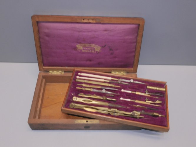 - BOITE COMPAS ANCIENNE BREVETE SGDG  15 ELEMENTS en TOUT CARTOUCHE LAITON   D