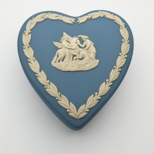 Boîte cœur Wedgwood Jasperware bleu – Porcelaine anglaise – Bas-relief blanc