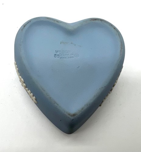 Boîte cœur Wedgwood Jasperware bleu – Porcelaine anglaise – Bas-relief blanc