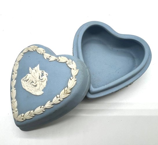 Boîte cœur Wedgwood Jasperware bleu – Porcelaine anglaise – Bas-relief blanc