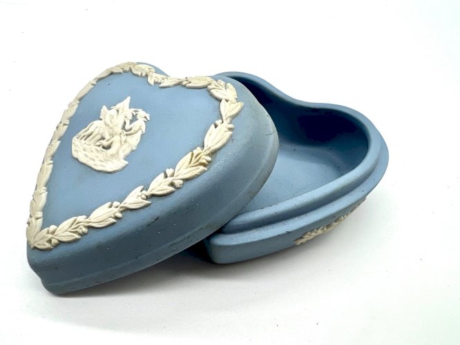 Boîte cœur Wedgwood Jasperware bleu – Porcelaine anglaise – Bas-relief blanc