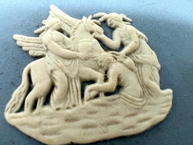 Boîte cœur Wedgwood Jasperware bleu – Porcelaine anglaise – Bas-relief blanc