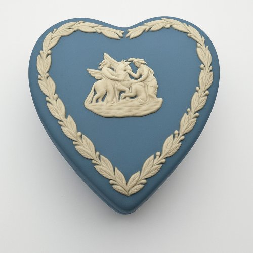 Boîte cœur Wedgwood Jasperware bleu – Porcelaine anglaise – Bas-relief blanc