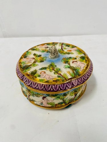 Boite couverte en faience polychrome XX siècle